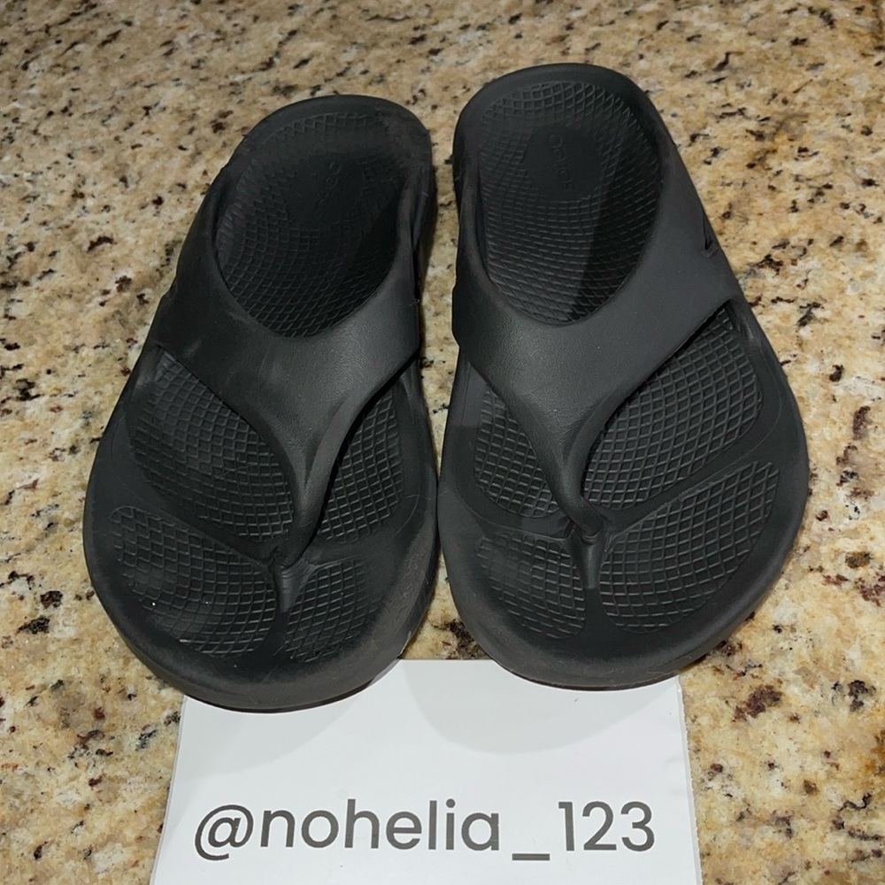 Oofos Flip Flop
